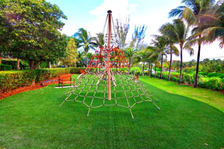 Old Fort Bay The Bahamas Juegos Infantiles red