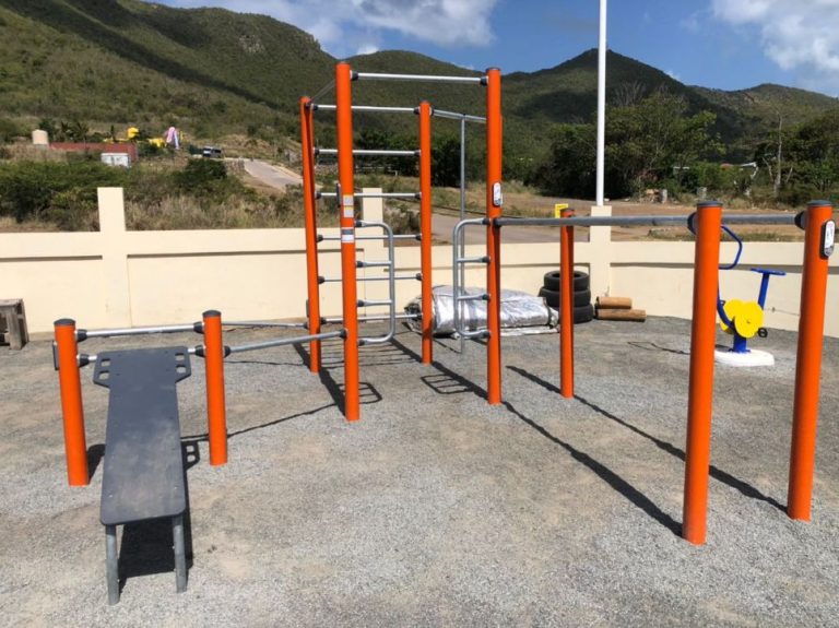 Sint Maarten Football Federation Sint Maarten Fitness exterior barras rojas