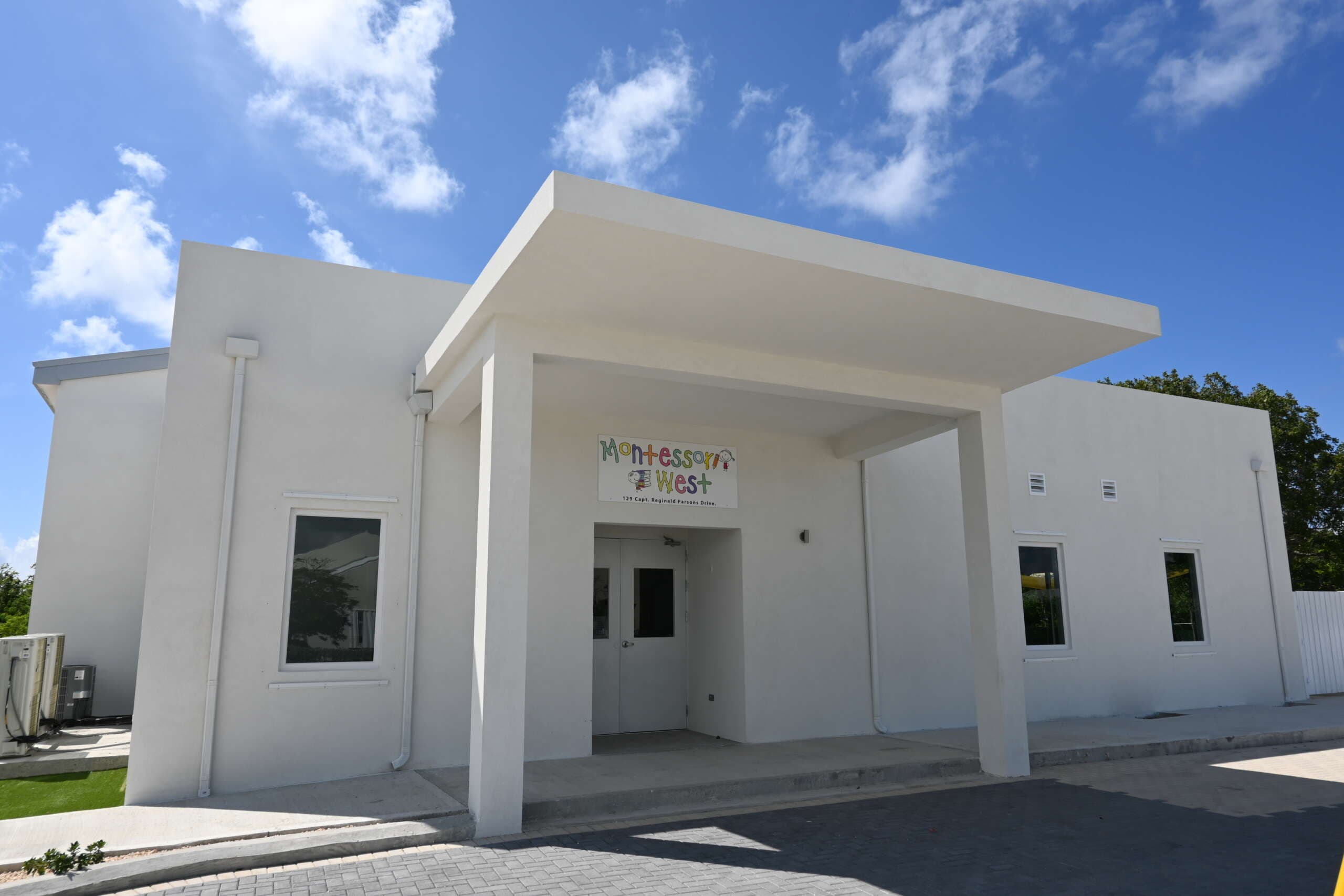 Colegio Montessory West _play_grand cayman islands_outside